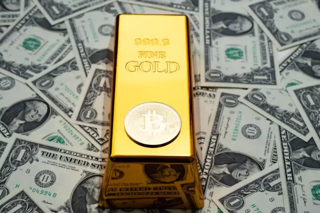 Bitcoin May Halve vs Gold – Senior Bloomberg Strategist McGlone Warns