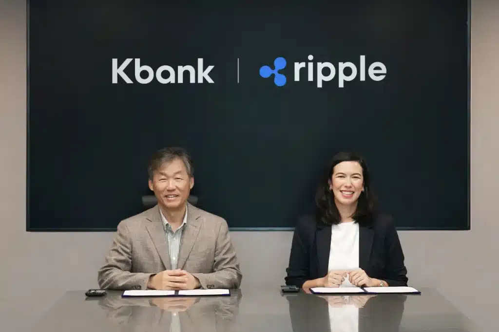 Choi Woo-hyung, Kbank CEO (left), and Fiona Murray, Ripple APAC head.